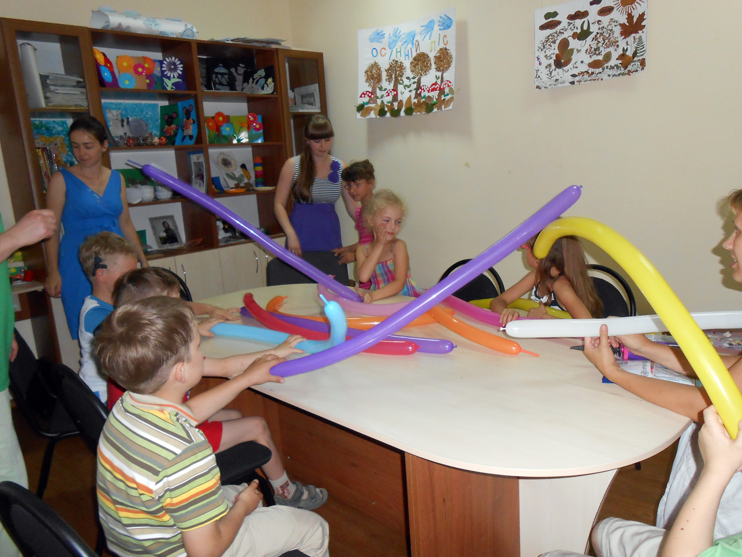 У «Центрі соціальної реабілітації дітей-осіб з інвалідністю» відбувся майстер клас «Чарівні надувні кульки»